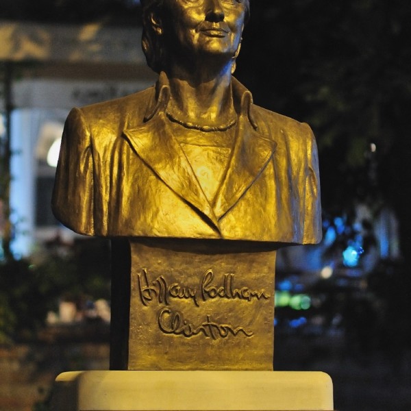 Hillary Clintonnak Sarandában állítottak szobrot